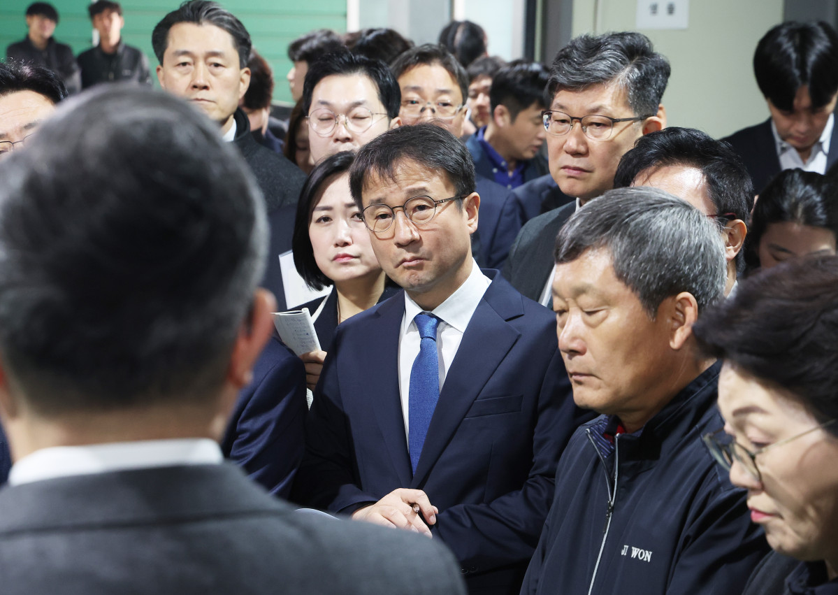 

<figure>” /><figcaption>
<figure></figcaption></figure>
<p>キム・ハンナ（共に民主党報道官）は27日付の書面ブリーフで、公的部門は車両5部制の実施などで率先して行動すると表明し、民主党も全党員によるエネルギー節約キャンペーンに取り組むと明らかにした。</p>
<p>キム報道官は、車両5部制の順守、公共交通の利用拡大、オンライン会議の活性化、会議資料の印刷最小化はもちろん、党内予備選でも紙を使わない方式やオンライン中心の広報、徒歩・自転車・公共交通を中心とした低エネルギーの選挙運動を率先して実行すると述べた。</p>
<p>キム氏は、政府が今日からガソリンの燃油税の減税幅を7%から15%に、軽油を10%から25%に拡大し、同時に第2次の石油最高価格制を実施したと説明した。しかし、政府の努力だけで国際原材料価格や輸入単価の上昇がもたらす衝撃を一度に解消するのは容易ではないと指摘した。</p>
<p>さらに、国民にも公共交通の利用や電力の節約といった日常の小さな取り組みを呼びかけ、民主党は政府とともに生活への衝撃を緩和し、政争より実行を、言葉より行動を重視して国民とともにこの危機を最後まで克服すると付け加えた。</p>
</div>
		</article>
		<!-- 기사뷰 뉴스 하단 AD -->
		<article class=