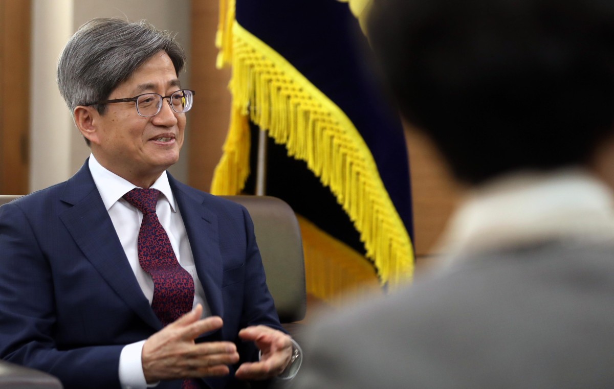 

<figure>” /><figcaption>
<figure></figcaption></figure>
<p>検察が「司法農断」事件に関与したイム・ソンギュン前高等法院部長判事の辞表受理を不当に反対したとされるキム・ミョンス前大法院長に対し、無嫌疑処分を下した。</p>
<p>4日、法曹界によると、ソウル中央地検刑事1部（シン・ドウク部長検事）は、キム前大法院長の職権乱用、虚偽公文書作成及び行使の容疑について先月、証拠不十分を理由に無嫌疑処分とした。イム前部長判事の辞職意思が撤回されたり保留されたと認識していたというキム前大法院長の主張と、それを裏付ける第三者の証言などが今回の判断の根拠となったとされる。</p>
<p>キム前大法院長は2020年5月、国会が弾劾を推進中という理由でイム前部長判事の辞表受理要請を反対し、国会の質疑に「弾劾のために辞表受理を拒否したことはない」という趣旨の虚偽回答書を提出した容疑を受けていた。</p>
<p>キム前大法院長はメディア報道を通じてイム前部長判事の辞表受理を反対したという疑惑が提起されたが、該当発言をした事実がないという趣旨の回答書を国会に提出した。しかしその後、イム前部長判事側がキム前大法院長の発言を含む録音ファイルと録音記録を公開し、「虚偽の釈明」論争が巻き起こった。当時の録音記録には、キム前大法院長が「弾劾しようとあんなに騒いでいるのに、私が辞表を受理したら国会で何を言われるだろう」と述べ、「今日そのまま受理してしまえば弾劾の話はできなくなる」と語った内容が含まれていたとされる。</p>
<p>検察の今回の無嫌疑処分は、2021年2月に国民の力が告発状を提出して以来、約5年ぶりの措置だ。</p>
</div>
		</article>
		<!-- 기사뷰 뉴스 하단 AD -->
		<article class=