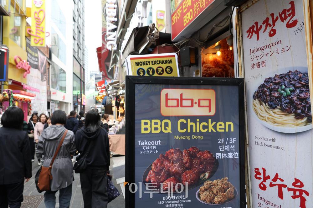 &nbsp;  Major dining-out prices in Seoul — including jajangmyeon (black bean noodles) and kalguksu (hand-cut noodle soup) — continued to climb last month. On March 23, the Korea Consumer Agency\'s price portal Chamgagak reported that the average price of jajangmyeon in Seoul was 7,692 KRW (approximately $5.77), up 0.5% from January\'s 7,654 KRW (approximately $5.74). Over the same period, kalguksu rose from 9,923 KRW (approximately $7.44) to 9,962 KRW (approximately $7.47), and the price for 200 g of pork belly increased from 17,923 KRW (approximately $13.44) to 18,000 KRW (approximately $13.50), each a 0.4% rise. That day, a restaurant on Seoul\'s Myeongdong Street displayed a menu notice. Reporter Go I-ran photoeran@