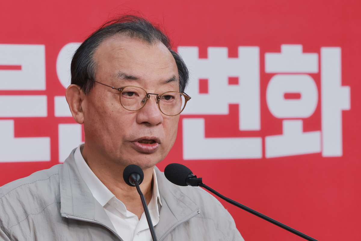 

<figure>” /><figcaption>
<figure></figcaption></figure>
<p>国民の力の公薦管理委員会は22日、大邱市長候補の公薦でチュ・ホヨン（6期）議員とイ・ジンスク前放送通信委員長をカットオフ（予備選からの除外）し、ユン・ジェオク（4期）、チュ・ギョンホ（3期）、ユ・ヨンハ（初当選）、チェ・ウンソク（初当選）各議員とイ・ジェマン前大邱東区庁長、ホン・ソクジュン前議員の6人で予備選を行うと発表した。</p>
<p>イ・ジョンヒョン公薦委員長は同日午後、汝矣島の党本部でのブリーフィングで、「転換点に立つ大邱の危機を克服するために必要なのは、政治経歴の競争ではなく、都市を変えうる能力の競争だ」と述べた。</p>
<p>公薦委員長は、イ・ジンスクとチュ・ホヨンの両候補はすでにそれぞれの領域で韓国政治の中枢を守ってきたし、今後もそうだとし、公薦委は二人の役割が大邱市長という単一の職にとどまるより、国会や国家政治全般でより大きく用いられるほうが韓国全体のために望ましいと判断したと語った。</p>
<p>さらに「大邱が変わらなければ保守も変わり得ない。保守が変わらなければ韓国の未来も変わり得ない」と強調し、あとは誰がより実力を備え、大邱の未来を託せるかという競争だけが残ったと述べた。</p>
<p>公薦委は今後、6人の候補を対象に討論会と予備選を実施し、まず最終2人の予備候補を選び、そこから最終候補を決める予定だ。</p>
</div>
		</article>
		<!-- 기사뷰 뉴스 하단 AD -->
		<article class=