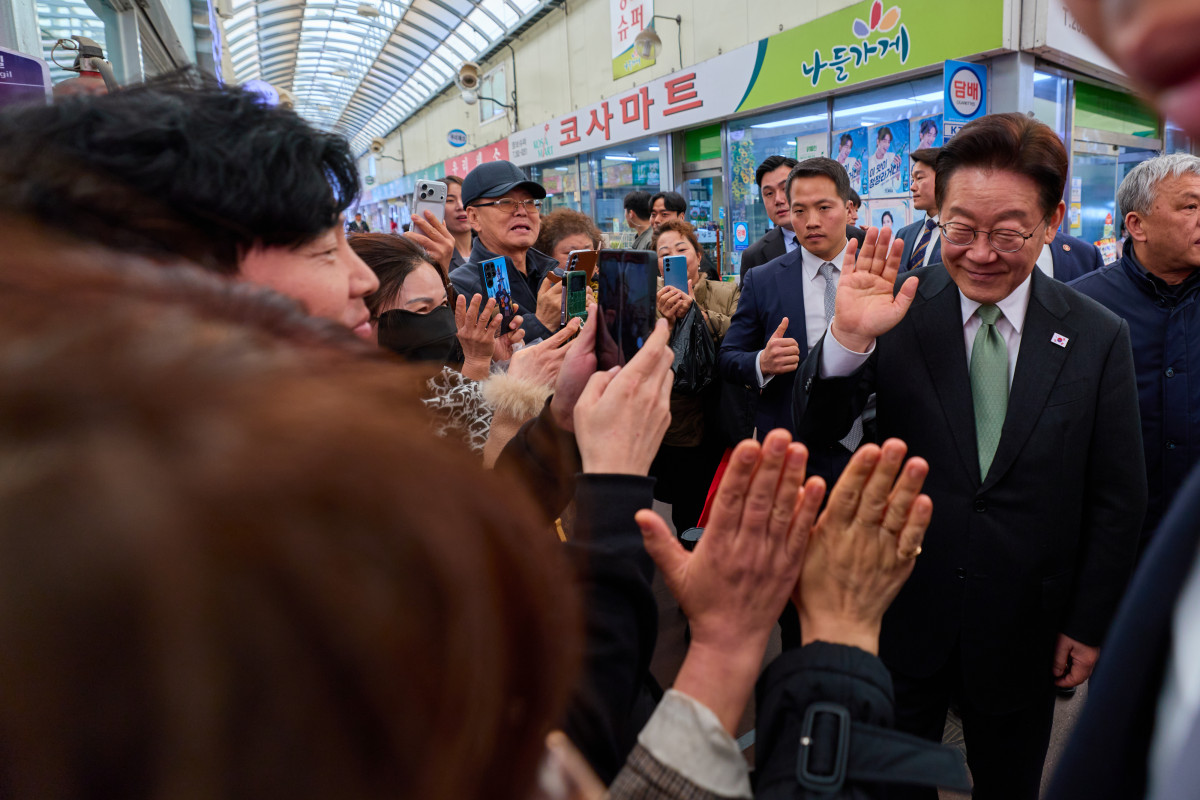 

<figure>” /><figcaption>
<figure></figcaption></figure>
<p>イ・ジェミョン大統領は13日、忠清北道・清州市西苑区のサチャン市場を訪れ、民生現場を視察し、地域の商人の意見を聞いたと、チョン・ウンス青瓦台副報道官が書面で明らかにした。この日、大統領は豆腐店を訪れ、国産大豆で作る豆腐の製造過程を見て、出来たての豆腐をその場で味わった。国産大豆で作った豆腐と輸入大豆で作った豆腐の好みを尋ねられると、商人は「国産大豆はほぼ2倍の値段だが、地元の農産物を求める客のほうがずっと多い」と答えた。市場内の「1000ウォン（約108円）のホットク」を味わって価格を確かめ、大統領は「久しぶりに出会ううれしい価格だ」と笑顔を見せたと副報道官は伝えた。商人らは現場でデジタル・オンヌリ商品券の活性化などを通じて伝統市場の自立力を高める支援を求めた。これに対し、大統領は「商人が実感できる実質的な支援が行われるよう、引き続き細やかに配慮する」と応じた。大統領は市場内の食堂で麦ご飯やヨルム（若菜）の和え物、テンジャンチゲ、サバの塩焼きなどを共にして商人らと昼食をとった。席上で大統領は「商売は結局、真心が通じるものだ。商人が誠意をもって客に接すれば商売が繁盛するように、政府が国民に示す誠意も必ず伝わると信じている」と述べた。副報道官によれば、商人らは大統領の手を握り、「サチャン市場を訪れた初の大統領だ」と声を掛け、「より住みやすい国をつくってほしい」と激励したという。</p>
</div>
		</article>
		<!-- 기사뷰 뉴스 하단 AD -->
		<article class=