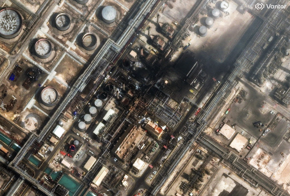 

<figure>” /><figcaption>
<figure></figcaption></figure>
<p>パレスチナ武装組織ハマスはイランに対し、中東周辺国への攻撃を控えるよう公に求めた。ハマスが同盟国イランにこうした要請を行うのは初めてだ。</p>
<p>聯合ニュースによれば、ハマスは14日（現地時間）に声明を出し、「国際規範と法に従い、侵略者（イスラエル・アメリカ）の攻撃に対抗するためあらゆる手段を講じるイランの権利は認める」としつつも、「イランの兄弟たちが周辺国を攻撃することは避けるよう要請する」と述べた。</p>
<p>続いて、中東全域を揺るがす戦争を終結させるため、国際社会が直ちに行動を起こすよう求めた。</p>
<p>ハマスはヒズボラ、イエメンのフーシ勢力と共に、イラン政権の中東における代理勢力である「抵抗軸」に分類される。抵抗軸の勢力はイランとともにアメリカやイスラエルに対抗してきた。</p>
<p>これまでハマスはイラン支持の声明を出し、「アメリカとイスラエルの対イラン攻撃はイランの主権に対する露骨な侵略であり、凶悪な犯罪だ」と強く非難してきた。ただし、他の抵抗軸勢力とは異なり、ハマスはアメリカやイスラエルを狙った直接的な報復行為には踏み切っていない。</p>
<p>イランは先月28日、アメリカとイスラエルによる空爆以降、サウジアラビア、カタール、アラブ首長国連邦（UAE）を含む周辺国に対し、ミサイルやドローン攻撃を行っている。</p>
</div>
		</article>
		<!-- 기사뷰 뉴스 하단 AD -->
		<article class=