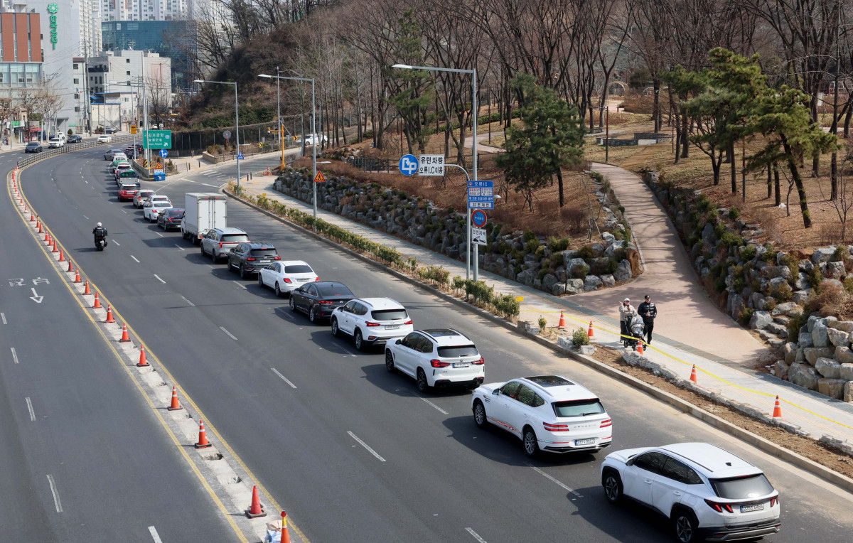 Amid clashes between the U.S., Israel and Iran that pushed domestic pump prices sharply higher, long lines formed at the cheapest gas station in Seoul on the 8th as drivers waited to fill up. According to the Korea National Oil Corporation\'s price information system OPNET, as of 2 p.m. that day the national average gasoline price was ₩1,893.3 per liter (about $1.42 per liter / about $5.38 per gallon), up ₩3.9 (about $0.00) from the day before. Seoul\'s average gasoline price stood at ₩1,944.7 per liter (about $1.46 per liter / about $5.52 per gallon). Diesel remained higher than gasoline at ₩1,915.4 per liter (about $1.44 per liter / about $5.44 per gallon), up ₩4.8 (about $0.00). With gasoline nearing ₩2,000 per liter (about $1.50 per liter / about $5.68 per gallon), the government is considering a maximum-price designation (price cap) for petroleum products. Reporter Shin Tae-hyun holjjak@