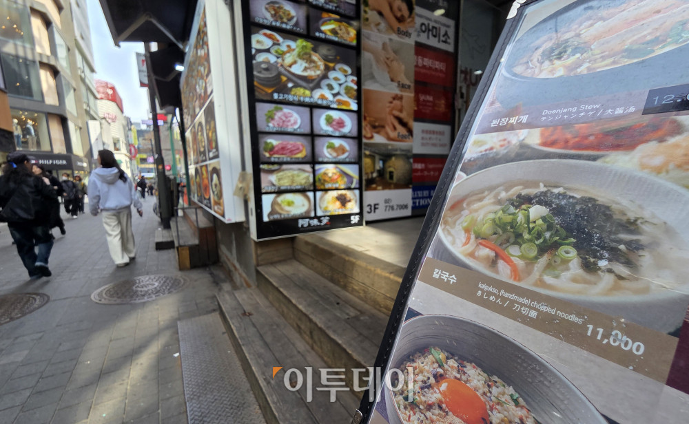 &nbsp;  Major dining-out prices in Seoul — including jajangmyeon (black bean noodles) and kalguksu (hand-cut noodle soup) — continued to climb last month. On March 23, the Korea Consumer Agency\'s price portal Chamgagak reported that the average price of jajangmyeon in Seoul was 7,692 KRW (approximately $5.77), up 0.5% from January\'s 7,654 KRW (approximately $5.74). Over the same period, kalguksu rose from 9,923 KRW (approximately $7.44) to 9,962 KRW (approximately $7.47), and the price for 200 g of pork belly increased from 17,923 KRW (approximately $13.44) to 18,000 KRW (approximately $13.50), each a 0.4% rise. That day, a restaurant on Seoul\'s Myeongdong Street displayed a menu notice. Reporter Go I-ran photoeran@