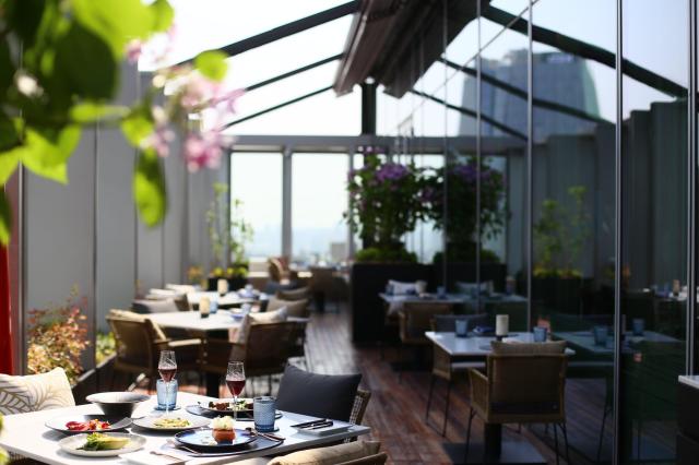 Discover the Spring Culinary Delights at Fairmont Seoul’s Mariposa: Seasonal Dishes and Stunning Views