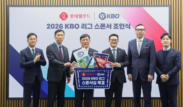 &nbsp;   At the March 23 sponsorship signing, key officials including Lotte Wellfood CEO Seo Jeong-ho (third from right), Lotte Wellfood marketing head Bae Seong-woo (second from right) and KBO Commissioner Heo Gu-yeon (fourth from right) pose for a photo. [Photo=Lotte Wellfood]