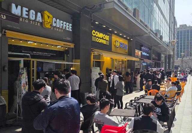 &nbsp;   On the afternoon of the 23rd, a budget coffee shop in Jongno-gu, Seoul, was crowded with people ordering drinks. [Photo by Hyun-ah Kim]
