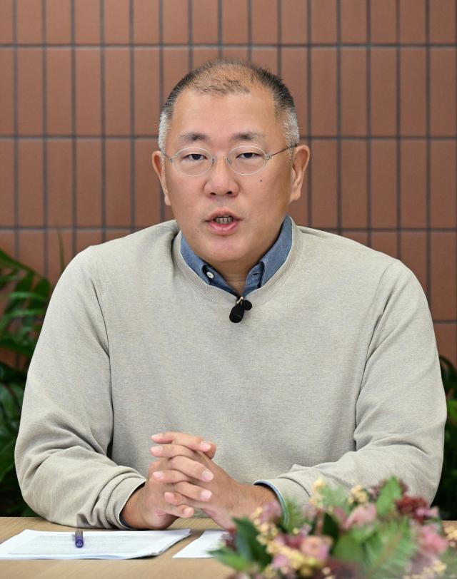 정의선 회장이 신년회에서 회사의 올해 목표를 이야기하고 있다사진현대차