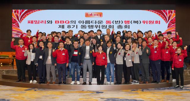 &nbsp;   On March 23, BBQ officials and franchisees who attended the Joint Committee pose for a commemorative photo. [Photo=Genesis BBQ Group]