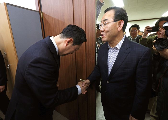 악수하는 장동혁 국민의힘 대표(왼쪽)와 주호영 의원ⓒ연합뉴스