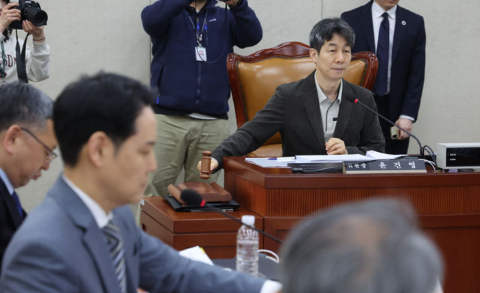 윤건영 국회 정치개혁특별위원회 공직선거법 및 지방선거구 제개편 심사소위원장이 27일 오전 국회에서 열린 정개특위 소위에서 의사봉을 두드리고 있다. ⓒ뉴시스