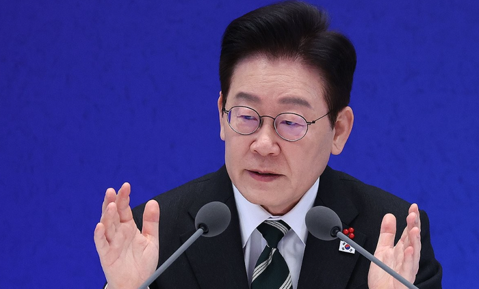이재명 대통령이 청와대 영빈관에서 열린 신년기자회견에서 취재진 질문에 답하고 있다.ⓒ연합뉴스