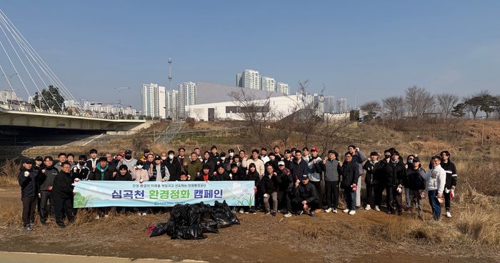 세계 물의 날을 맞아 서구 심곡천에서 열린 릴레이 환경 정화활동에 참석한 공단 임직원과 자원봉사자들이 사진촬영을 하고 있다. ⓒ 인천환경공단 제공