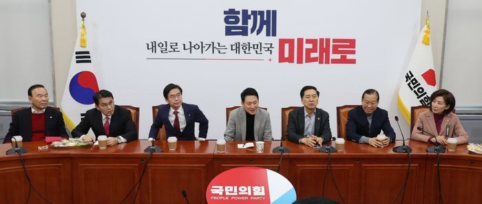 장동혁 국민의힘 대표와 중진의원들이 지난달 26일 오전 국회에서 면담을 하고 있다. ⓒ뉴시스