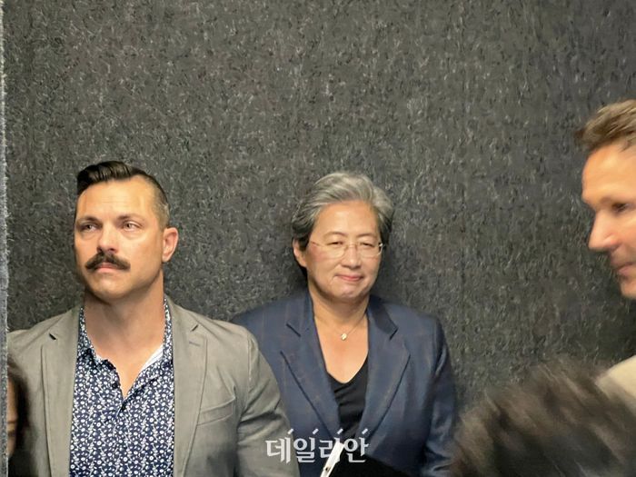 리사 수 AMD CEO가 18일 오전 경기 성남시 분당구 네이버 1784 사옥에 도착해 회담 장소로 이동하고 있다.ⓒ데일리안 이주은 기자