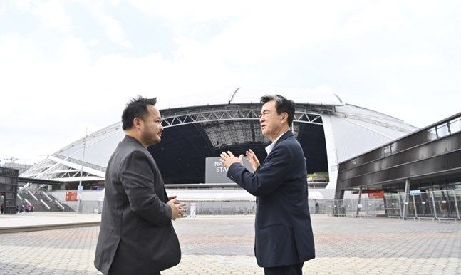 김태흠 지사(오른쪽)가 5일 싱가포르 스포츠 허브를 찾아 시설 관계자로부터 운영 현황을 들고 있다.ⓒ 충남도