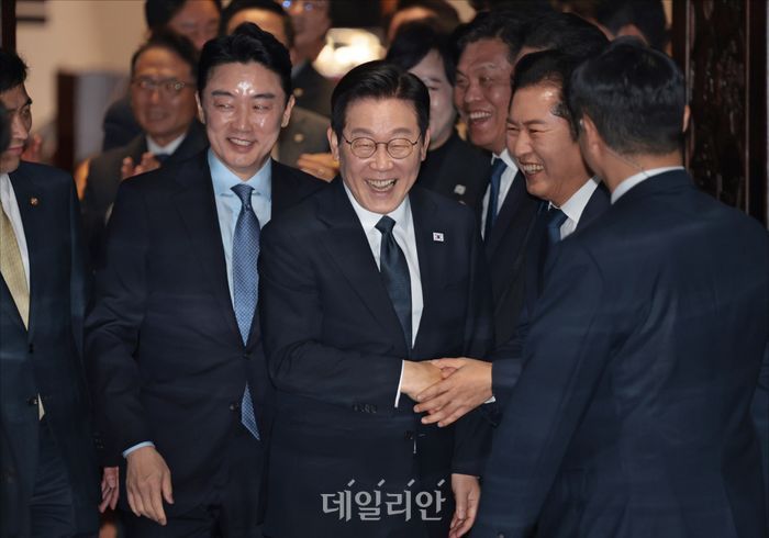 이재명 대통령이 지난 4일 오전 서울 여의도 국회 본청에서 2026년도 예산안 및 기금운용계획안 시정연설을 마친 뒤 정청래 민주당 대표와 악수하고 있다. 2025.11.04.ⓒ데일리안 DB