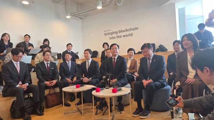 국민의힘 송언석 원내대표와 정점식 정책위의장, 가상자산거래소 대표 등이 25일 서울 여의도 파크원 타워에서 디지털자산 과세 제도 개선 관련 현장 간담회를 진행하고 있다. ⓒ데일리안 황지현 기자