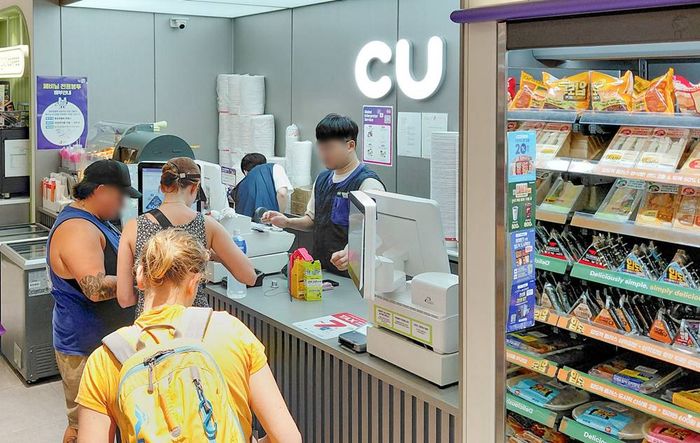 CU 명동역점에서 외국인 관광객들이 쇼핑을 하고 있다.ⓒCU