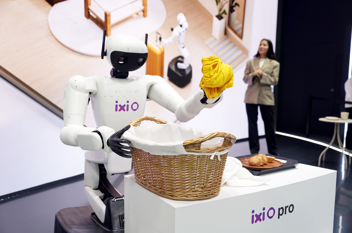 익시오와 결합한 휴머노이드로봇이 MWC 2026 현장에 전시된 모습.ⓒLG유플러스