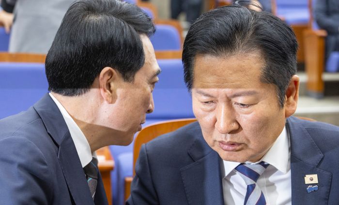 더불어민주당 정청래 대표(오른쪽)와 박수현 수석대변인이 26일 국회 본회의에서 