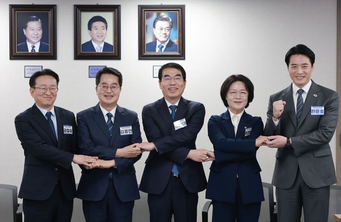 6·3 지방선거 경기도지사에 도전하는 더불어민주당 예비후보들이 지난달 24일 서울 영등포구 여의도 더불어민주당 중앙당사에서 열린 광역단체장 후보 면접에서 기념 촬영하고 있다. 왼쪽부터 더불어민주당 권칠승 의원, 김동연 경기도지사, 더불어민주당 양기대 전 의원, 추미애·한준호 의원. ⓒ뉴시스