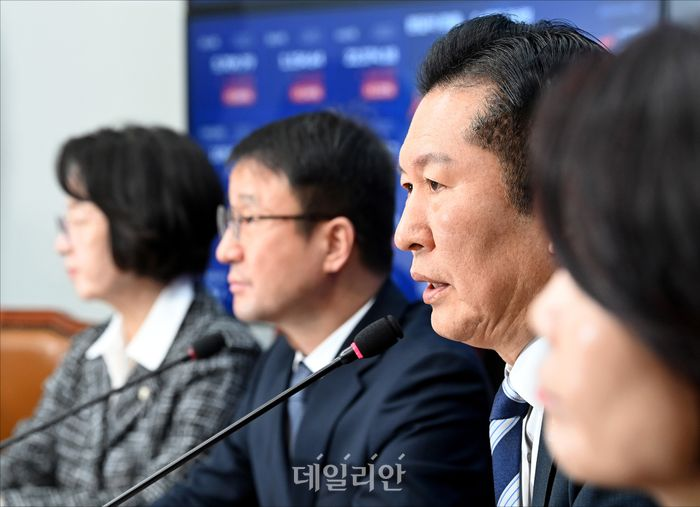 정청래 더불어민주당 대표가 17일 오전 국회에서 검찰개혁 관련 긴급 기자회견을 하고 있다. ⓒ데일리안 홍금표 기자