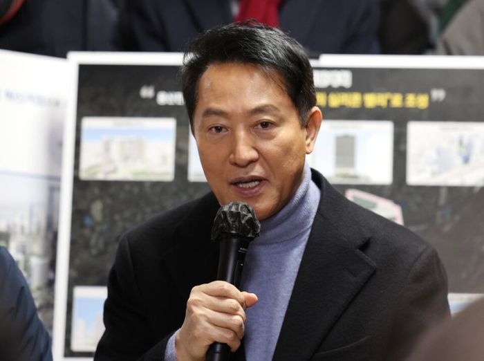 오세훈 서울시장이 지난 1월22일 서울 용산구 선인상가에서 소유자·상인들과 간담회를 갖고 인사말을 하고 있다.ⓒ연합뉴스
