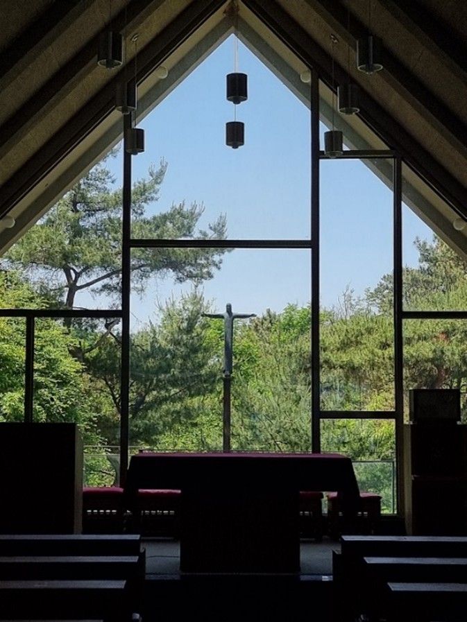 ⓒ성지 아래에 있는 소성당 안에서 보이는 제대와 바깥 모습