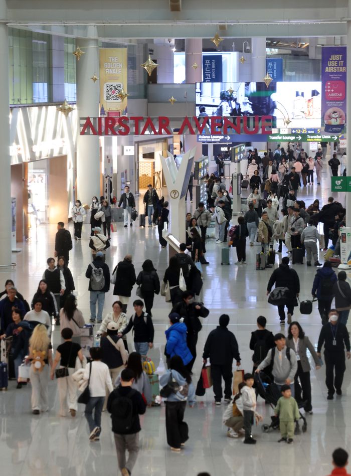 여행객들이 인천공항 면세구역을 지나가고 있다.ⓒ뉴시스