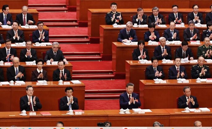 시진핑(앞줄 오른쪽 두번째) 중국 국가주석이 12일 베이징 인민대회당에서 열린 전국인대 폐막식에 참석해 박수를 치고 있다. ⓒ EPA/연합뉴스