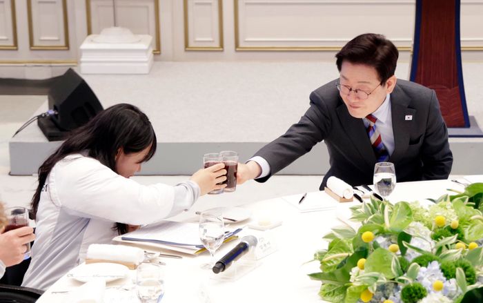 이재명 대통령이 20일 청와대 영빈관에서 열린 밀라노·코르티나 동계 패럴림픽 선수단 격려 오찬에서 김윤지 선수와 건배하고 있다. ⓒ 뉴시스