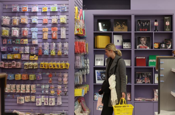 방탄소년단(BTS)의 컴백 공연을 계기로 서울 광화문과 명동 일대 유통가가 특수를 누리고 있는 22일 서울 중구 명동거리의 케이메카 명동본점에서 외국인들이 각종 제품을 살펴보고 있다.ⓒ뉴시스