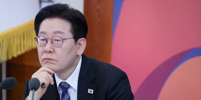 이재명 대통령이 18일 청와대에서 열린 자본시장 안정과 정상화 간담회에서 참석자 발언을 듣고 있다. ⓒ연합뉴스