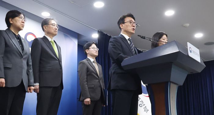 김민석 국무총리가 25일 오전 서울 종로구 정부서울청사에서 비상경제 대응체계 관련 브리핑하고 있다. ⓒ뉴시스