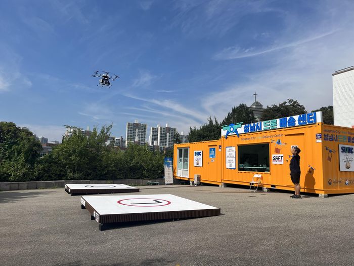 성남시 드론배송센터에서 물품을 배송하는 드론 모습. ⓒ성남시 제공