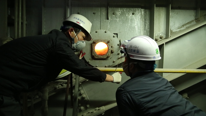 인천환경공단 직원들이 자원순환시설을 점검 하고 있다. ⓒ 인천환경공단 제공
