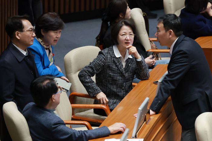 국회 법제사법위원장인 더불어민주당 추미애 의원이 지난달 28일 국회에서 열린 2월 임시국회 8차 본회의에서 법사위 여당 간사 김용민 의원, 법사위원인 서영교·박지원 의원과 대화하고 있다. ⓒ연합뉴