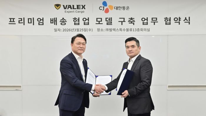 지난 25일 서울 발렉스 본사에서 진행된 협약 체결식에서 윤재승 CJ대한통운 오네 본부장(왼쪽)과 주기욱 발렉스특수물류 대표가 기념사진을 촬영하고 있다.ⓒCJ대한통운