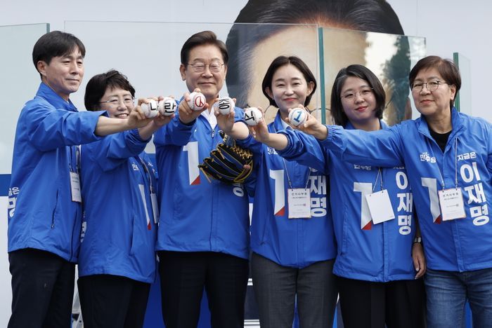 이재명 더불어민주당 대선 후보가 제21대 대통령선거 사전투표 첫날인 지난해 5월 29일 오후 서울 송파구 잠실야구장 앞 광장에서 열린 유세에서 