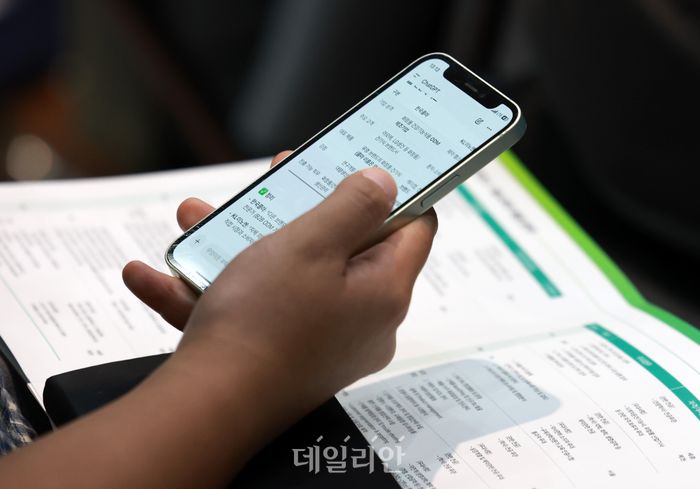 2025 이화 잡페어에서 한 학생이 챗지피티에 기업 정보를 검색하고 있다.ⓒ뉴시스