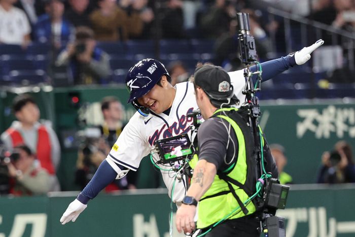 5일 일본 도쿄돔에서 열린 2026 WBC 조별리그 C조 1차전 한국과 체코와의 경기, 1회말 1사 주자 만루 상황서 문보경이 만루홈런을 친 뒤 그라운드를 돌고 있다. ⓒ 뉴시스