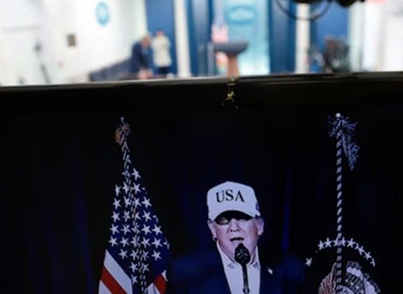 도널드 트럼프 대통령이 지난달 28일 미 워싱턴DC 백악관 브리핑룸에서 연설을 통해 이란에 대한 군사 작전을 알리는 모습이 영상 모니터로 송출되고 있다. ⓒ 로이터/연합뉴스