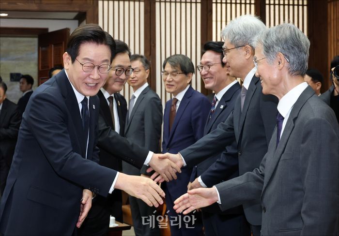 이재명 대통령이 4일 오전 서울 여의도 국회 본청에서 열린 국회 본회의 2026년도 예산안 및 기금운용계획안 시정연설 전 조희대 대법원장과 악수를 하고 있다.ⓒ데일리안DB