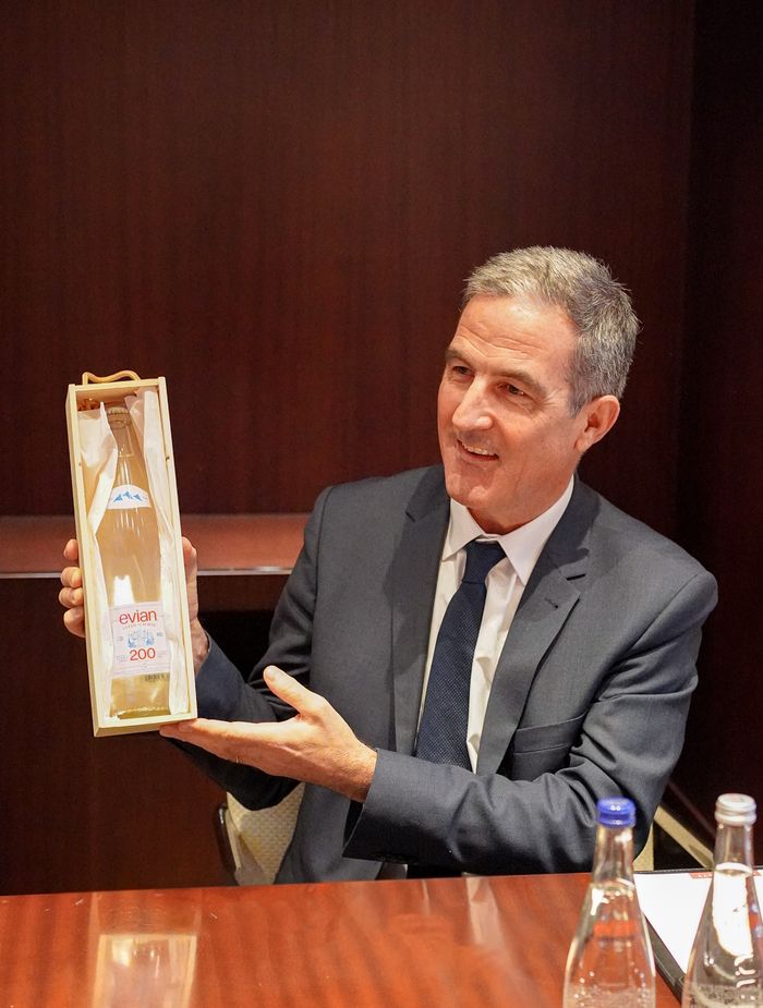 지난 19일 앙트완 포트만 에비앙 볼빅 인터내셔널 및 유럽 생수 부문 회장이 서울 한남동 그랜드하얏트 서울 비즈니스룸에서 데일리안 등 일부 매체와 인터뷰를 진행하고 있다.ⓒ신세계L&B