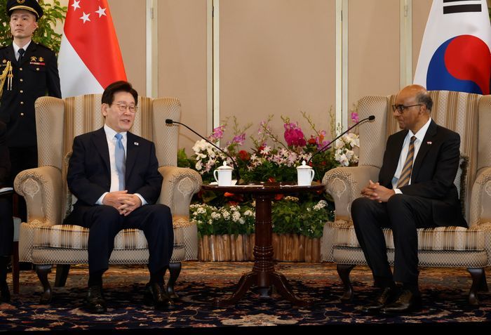 싱가포르를 국빈 방문 중인 이재명 대통령이 2일(현지 시간) 싱가포르 외교부에서 타르만 샨무가라트남 대통령과 면담을 하고 있다. ⓒ뉴시스