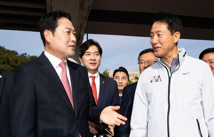 장동혁 국민의힘 대표(왼쪽)와 오세훈 서울특별시장(오른쪽)이 지난해 10월 24일 오전 서울 노원구 상계5 재정비촉진구역 현장을 점검하며 대화하고 있다. ⓒ뉴시스