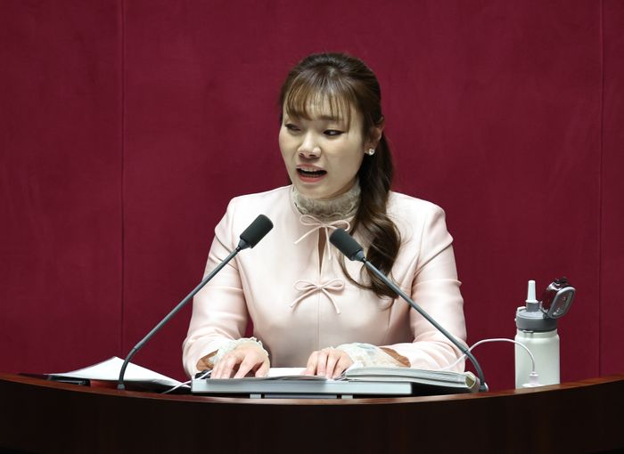 김예지 국민의힘 의원이 지난 21일 오후 서울 여의도 국회에서 열린 본회의에서 