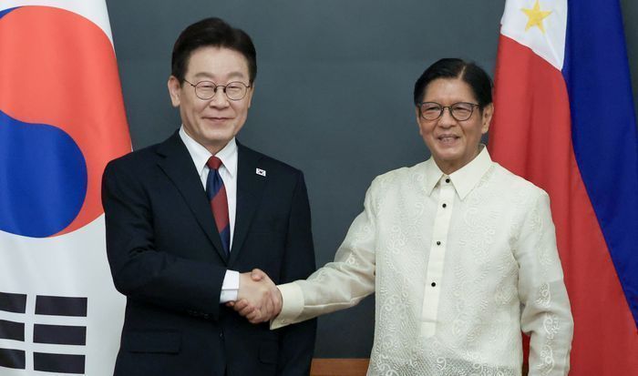 필리핀을 국빈 방문 중인 이재명 대통령이 3일(현지 시간) 마닐라 말라카냥 궁에서 페르디난드 로무알데즈 마르코스 주니어 대통령과 한-필리핀 확대 정상회담 기념촬영을 하고 있다. ⓒ뉴시스