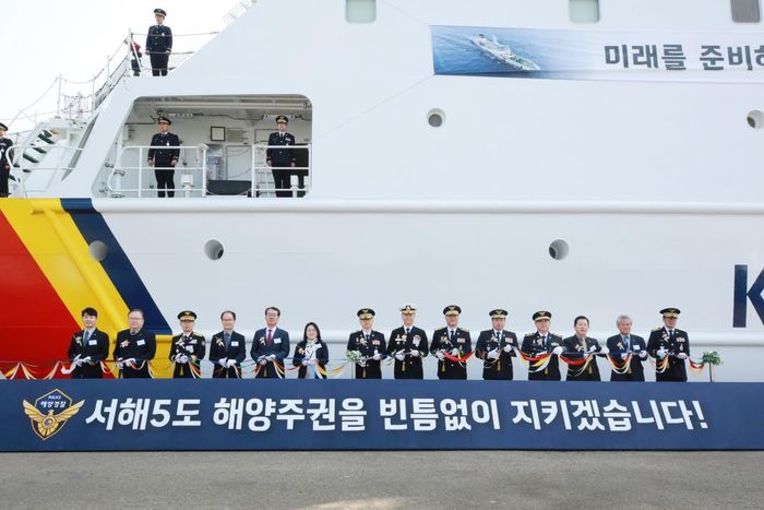 3019함(태평양19호) 취항식에서 참석자들이 테이프 커팅을 하고 있다. ⓒ 중부지방해양경찰청 제공